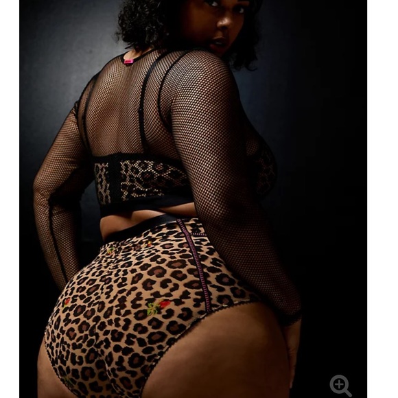 LAST ONE Torrid 2 Betsey Johnson Fishnet Crop NWT - Picture 2 of 10